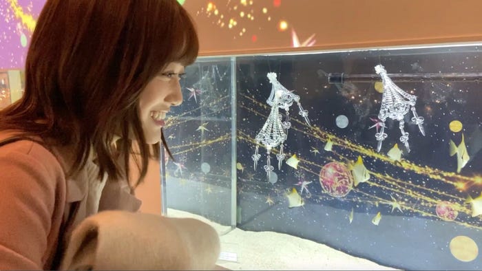 水族館ではしゃぐ山下美月(提供写真)