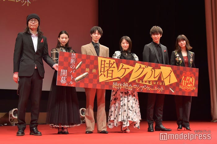 (左から)英勉監督、森川葵、高杉真宙、浜辺美波、藤井流星、池田エライザ(C)モデルプレス