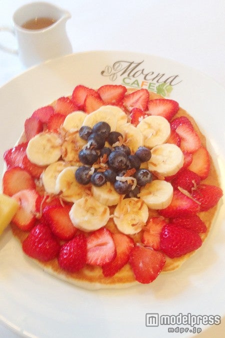 フルーツたっぷりの「フレッシュフルーツパンケーキ」