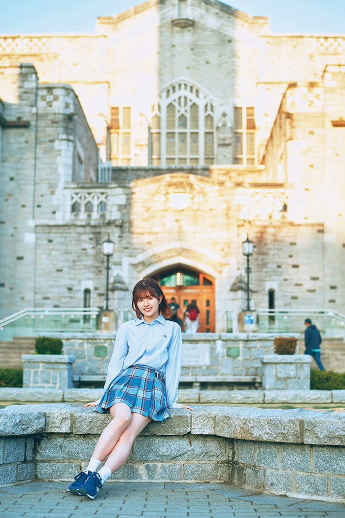 松田好花 1st写真集「振り向いて」通常版裏表紙/撮影:岡本武志/講談社