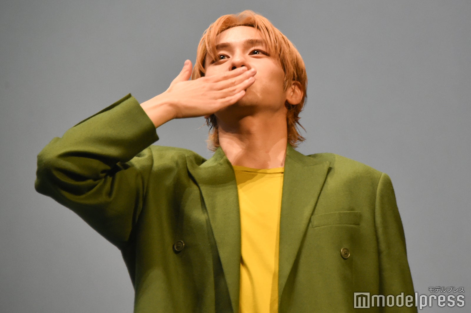 観客に投げキスをする山下幸輝「ホミパリ Twenty-2 Birthday Zepp Tour」（C）モデルプレス