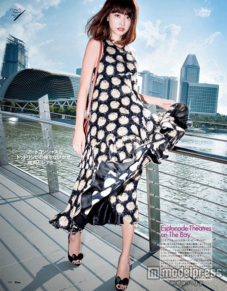 シンガポールで最新トレンドファッションを着こなすヨンア（画像提供：ハースト婦人画報社）