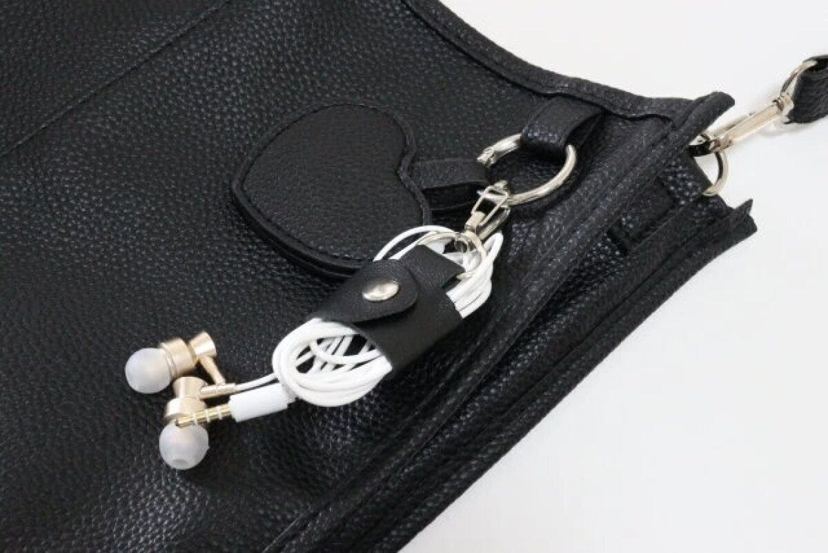 ダイソー　ケーブルクリップ（フェイクレザー、カラビナタイプ）　使用例　イヤホン