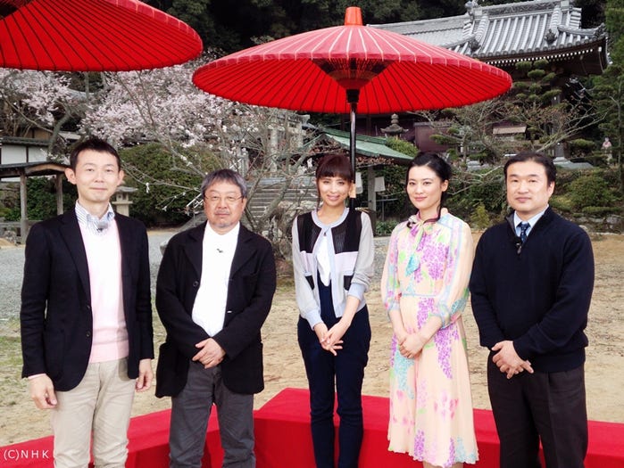 第50番 繁多寺(愛媛県松山市)での収録風景/左から:鹿沼健介アナウンサー、夢枕獏氏、ラブリ、紫舟氏、胡光准教授