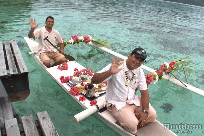 ハイクラスなら、水上バンガローにカヌーで食事が