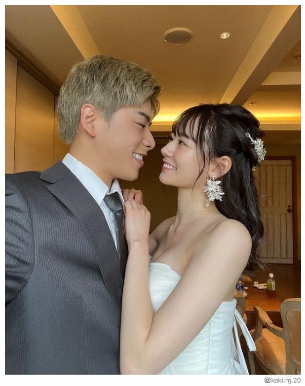 カップルYouTuberなこなこ、ウェディング衣装の接近2ショット公開「理想のカップル」「世界一お似合い」