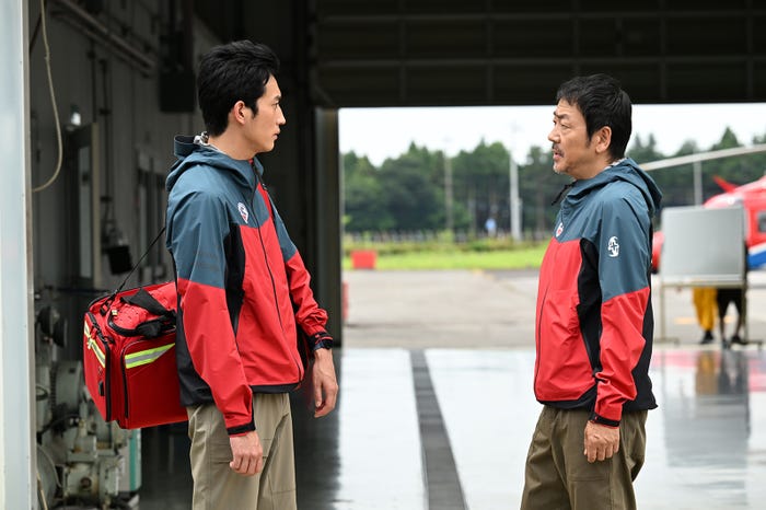 杉野遥亮、大森南朋「マウンテンドクター」最終話より(C)カンテレ