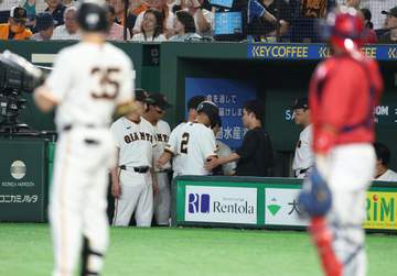 途中交代の巨人・吉川「張りを感じたので」足をひきずりながら球場を出る 左ハムストリングに張り
