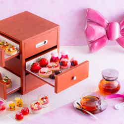 同時登場の【ストロベリーアフタヌーンティーセット~Strawberry in Pink~】イメージ月~金5,900円、 土・日・祝6,500円/提供画像