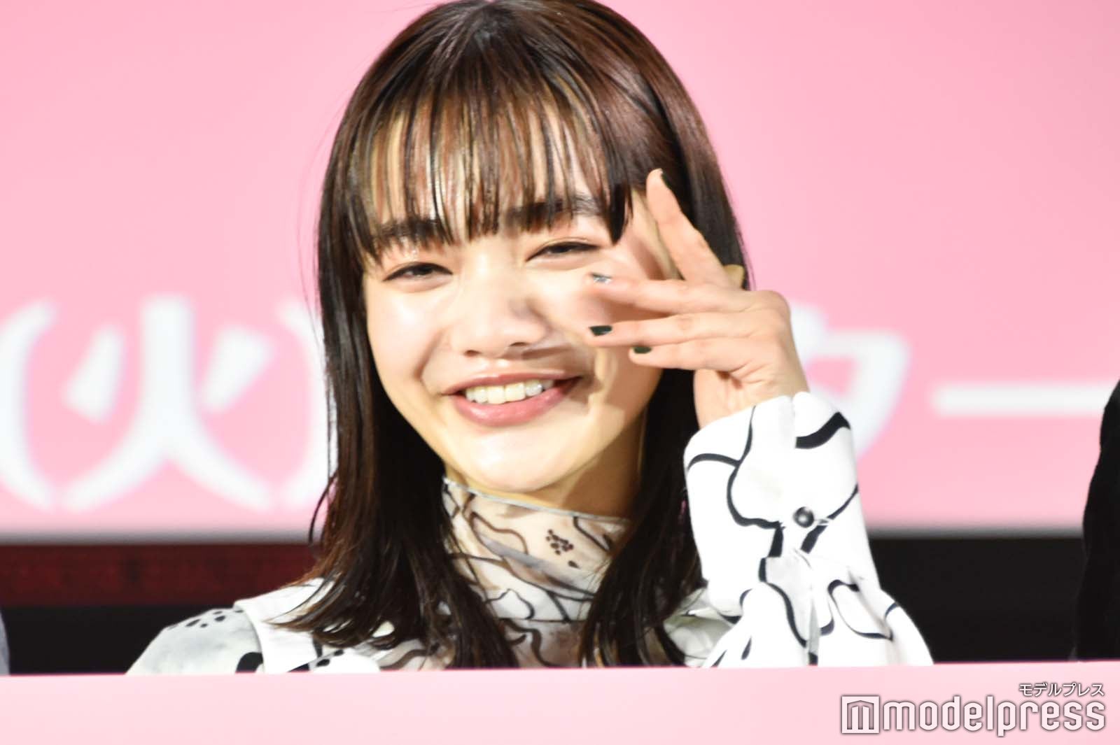 「liar」ポーズをする見上愛（C）モデルプレス