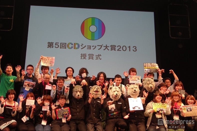 MAN WITH A MISSION（中央の5人）