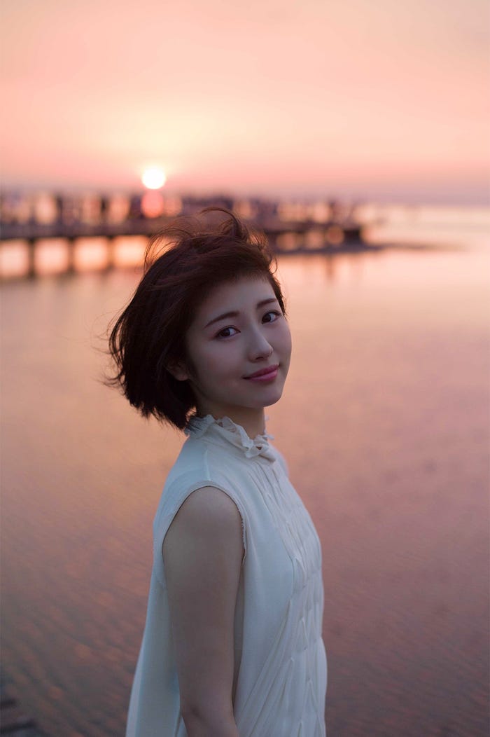 マジックアワーに遭遇/『浜辺美波写真集voyage』より(写真提供:KADOKAWA)