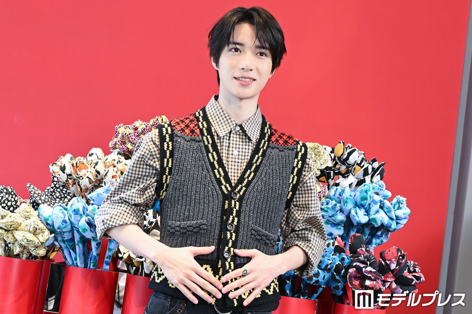 コーディネートのポイントはベストだというBEOMGYU（ボムギュ）（C）モデルプレス