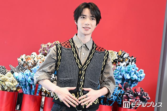 コーディネートのポイントはベストだというBEOMGYU(ボムギュ)(C)モデルプレス