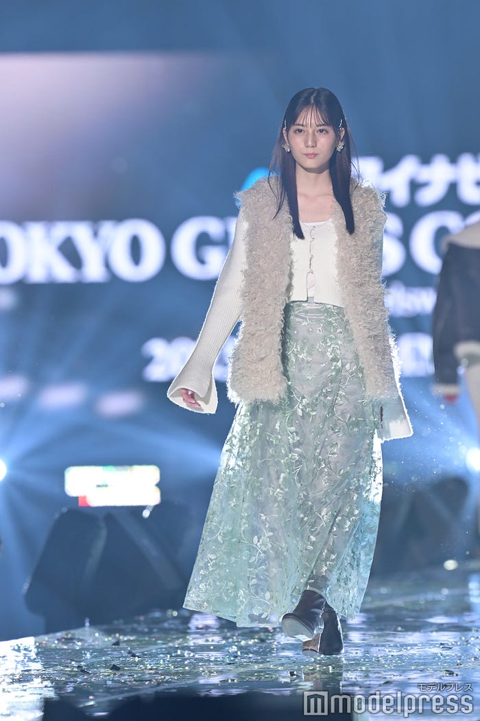 小坂菜緒/ランウェイの様子(C)モデルプレス