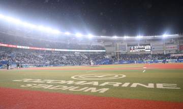 顔ちっさ！ZOZOマリンに可愛すぎる49歳芸能人の姿 13歳下、騎手の夫の始球式そっと見守る「応援に来てくれた皆様 ありがとございました♥」