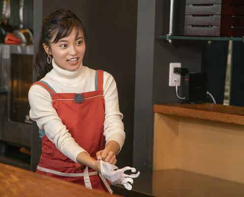 小島瑠璃子、女子力全開エプロン姿でテクニック披露 「後ろに男の香り」?