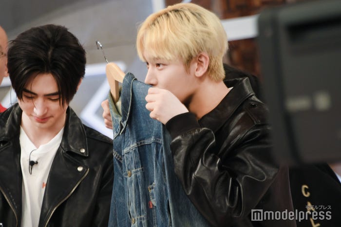 匂いで高価な古着を当てようとするSUNOO(ソヌ)(C)モデルプレス