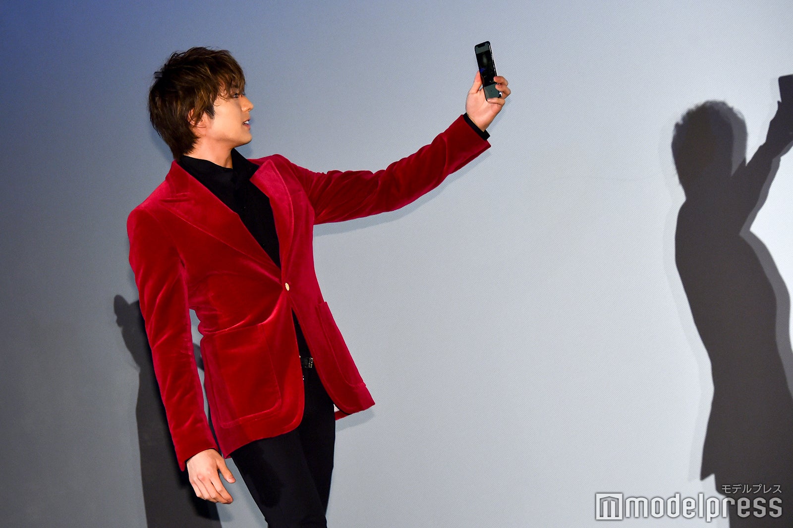 観客と自撮りする新田真剣佑 （C）モデルプレス