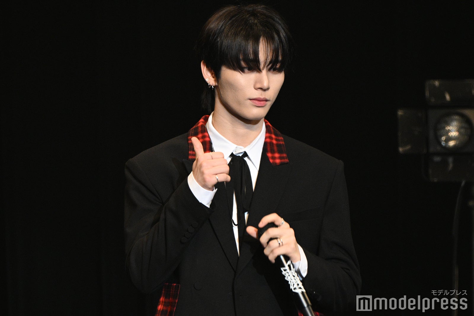 グッドポーズを決めるTAESAN（テサン）（C）モデルプレス