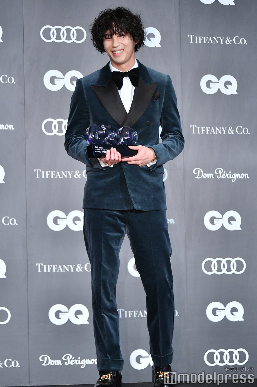 受賞に笑顔を見せる賀来賢人 （C）モデルプレス