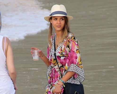 ライフスタイル本を出版したジェシカ・アルバのキュートなバカンスファッション