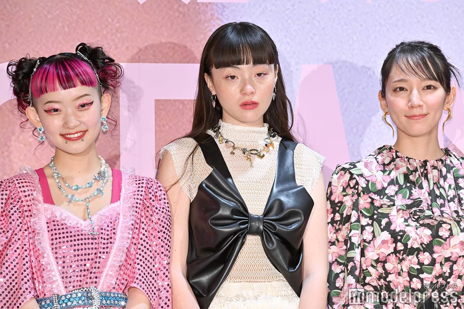 詩羽、モトーラ世理奈、吉岡里帆（C）モデルプレス