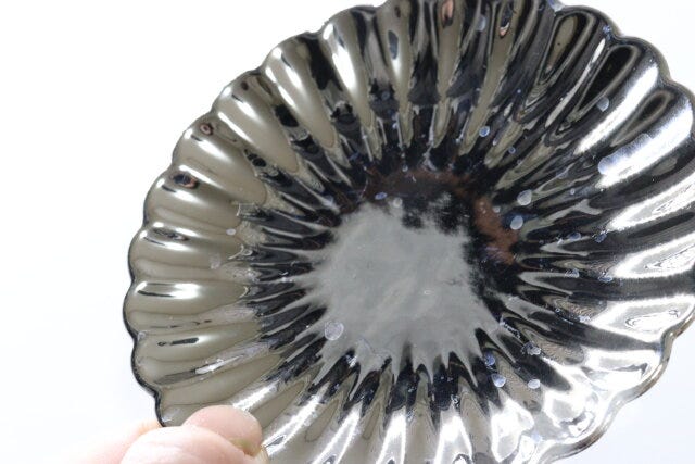 ダイソーの水滴の跡が残る金銀華　小皿