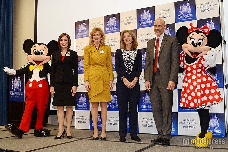 カリフォルニアディズニーランド・リゾートの開園60周年プレス発表（左から）ミッキー、ジェシカ・バーナード氏、ジル・エストリノ氏、キャロライン・ケネディ氏、アンドリュー・ワイレガラ氏、ミニー