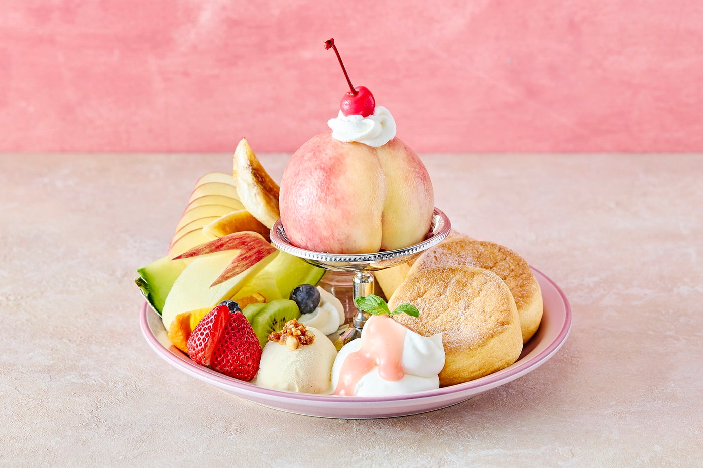 奇跡のパンケーキ まるごとピーチアラモード税込2,178円／提供画像