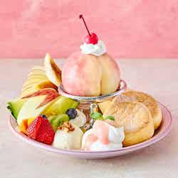 奇跡のパンケーキ まるごとピーチアラモード税込2,178円/提供画像