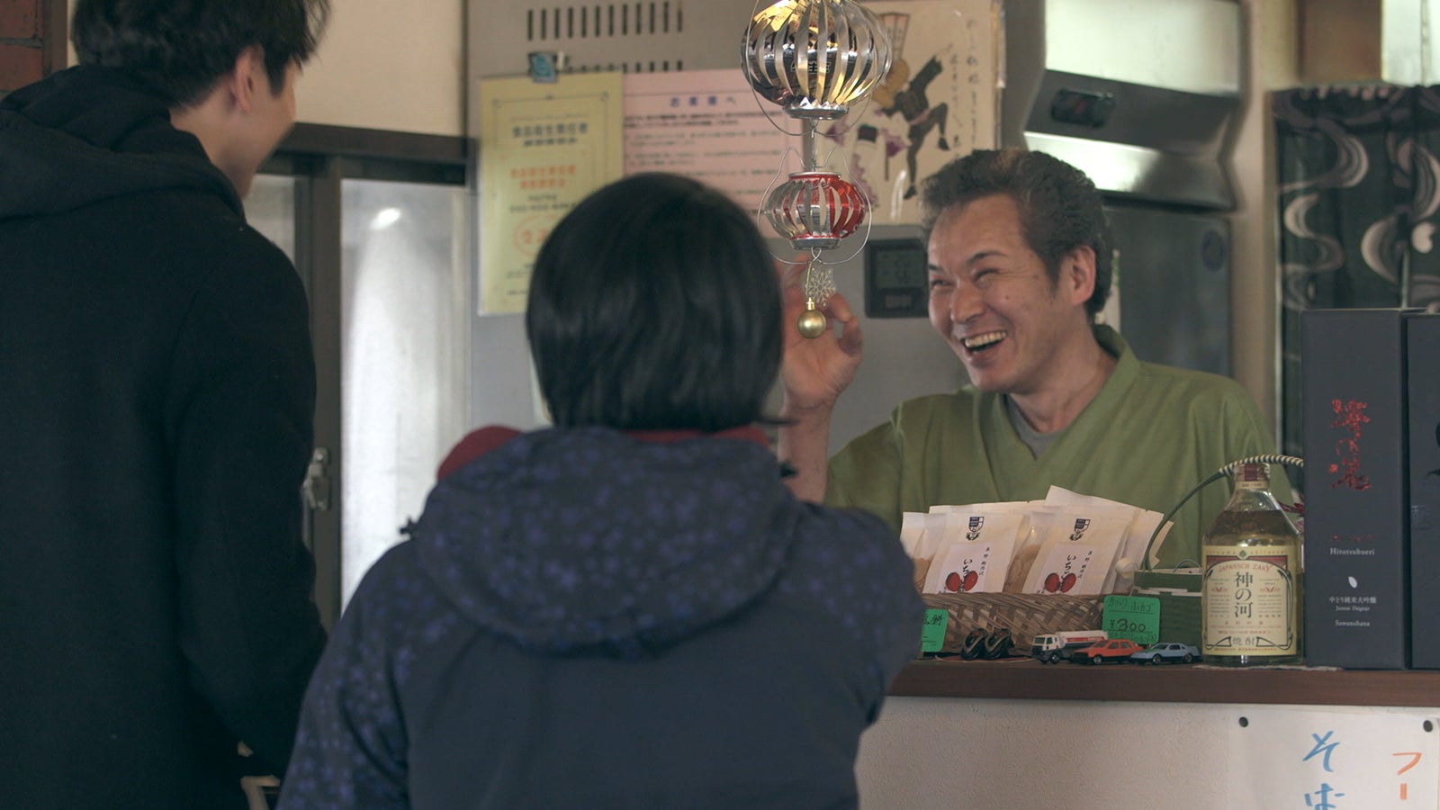 つば冴の父と至恩は握手「TERRACE HOUSE OPENING NEW DOORS」11th WEEK（C）フジテレビ／イースト・エンタテインメント