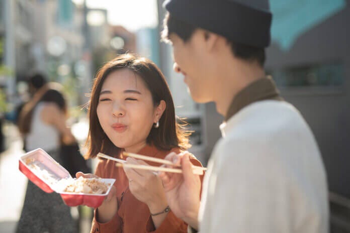 他人の食べ物を欲しがる