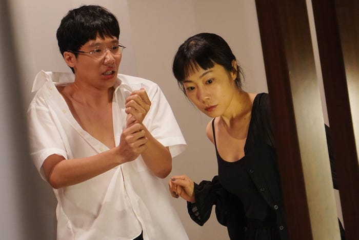 前原滉、山田真歩/「あなたの番です」第13話より(C)日本テレビ