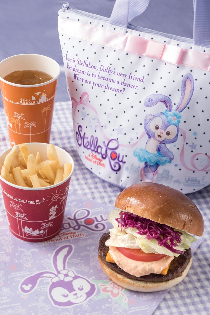 ケープコッド・クックオフのファーストプライズセット、スーベニアランチケース付き<br>
(C)Disney