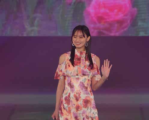 乃木坂46遠藤さくら、投げキッスで会場魅了 鮮やか夏ワンピがキュート<GirlsAward 2023 S/S>