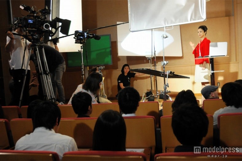 現場にいた全員を魅了した上戸彩／「バイトル」新テレビCM「みえる」篇メイキングカットより