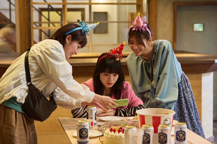清野菜名、岸井ゆきの、生見愛瑠「日曜の夜ぐらいは…」第9話より(C)ABCテレビ