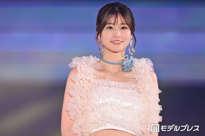 生見愛瑠、ウエストちら見せ チュールフリルで華やかに【GirlsAward 2024 S／S】