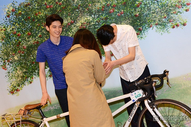 （奥左から）守屋光治、中田圭祐