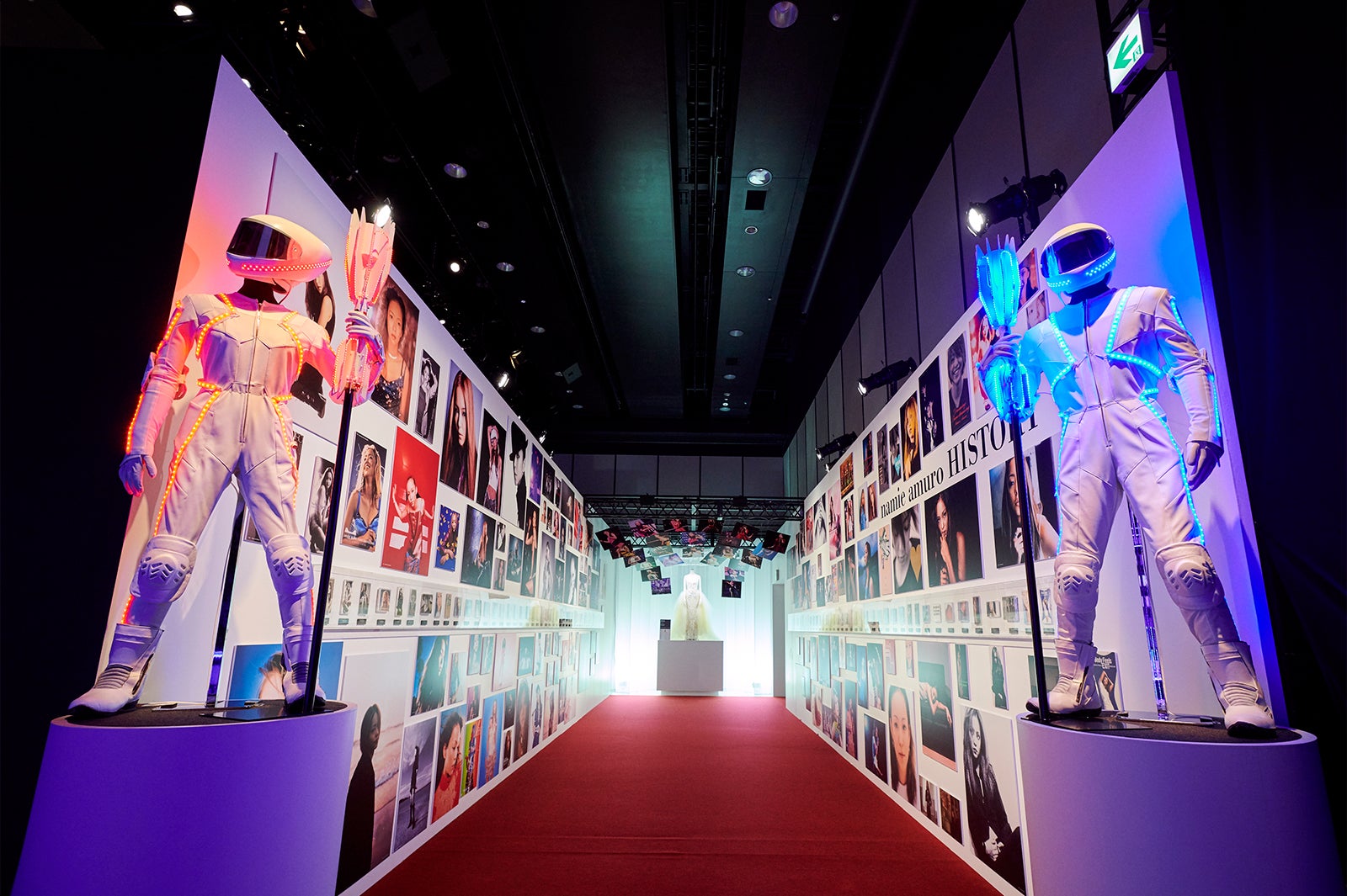 歴代のCDともにアーカイブパネルが並ぶ（提供画像）