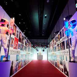 歴代のCDともにアーカイブパネルが並ぶ(提供画像)