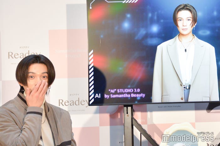 AI八木に驚く八木勇征(C)モデルプレス