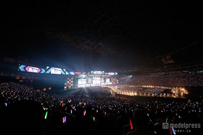 福岡ヤフオク!ドーム「AKB48 41st シングル選抜総選挙 ~順位予想不可能、大荒れの一夜~」の様子(C)AKS