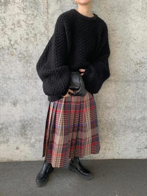 レディース　コーディネート　コーデ　着こなし　トレンド　おしゃれ　お洒落　オシャレ　2022　冬　黒ニット　ニット　セーター　黒　ブラック　スカート　チェック柄スカート　チェックスカート