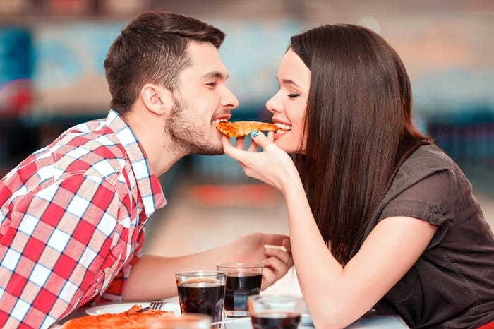二人で食べるご飯はいつもの何倍も美味しいもの(photo-by-zinkevych/Fotolia)