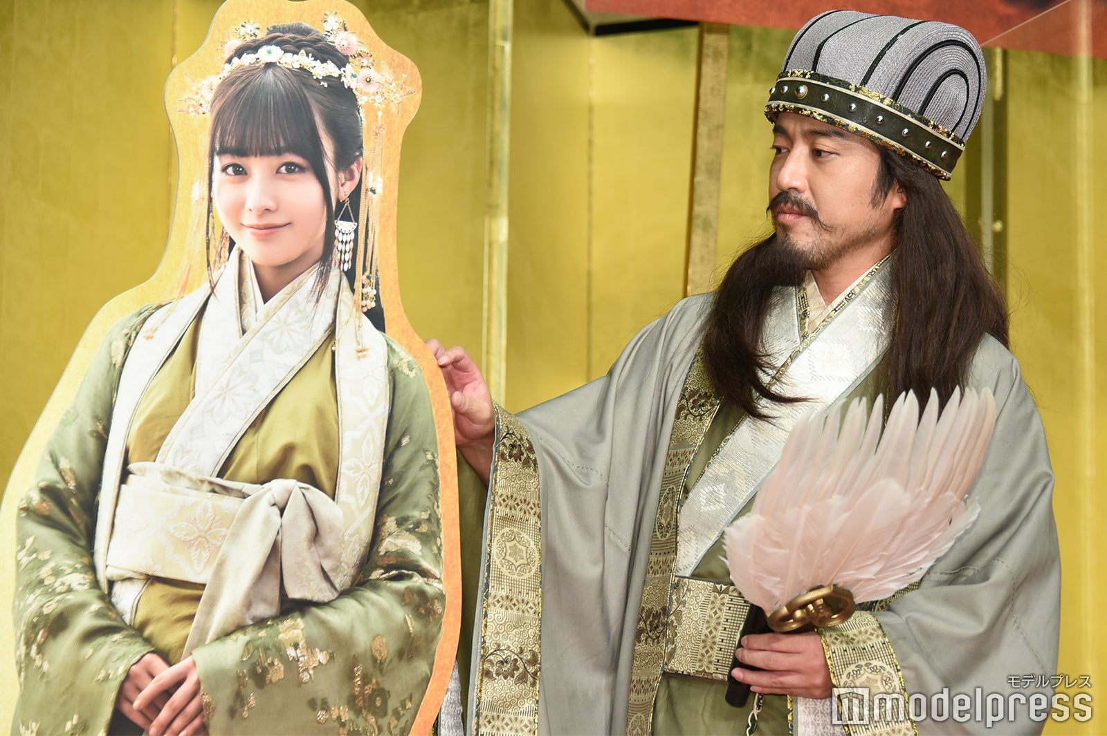 橋本環奈（パネル）にタッチするムロツヨシ （C）モデルプレス