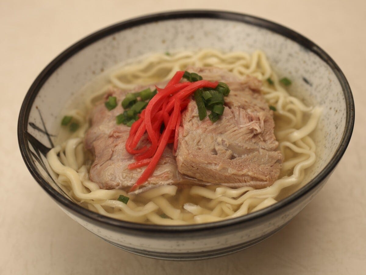 豚肉のスペアリブがのっているソーキそば（沖縄そばの一種）（C）OCVB
