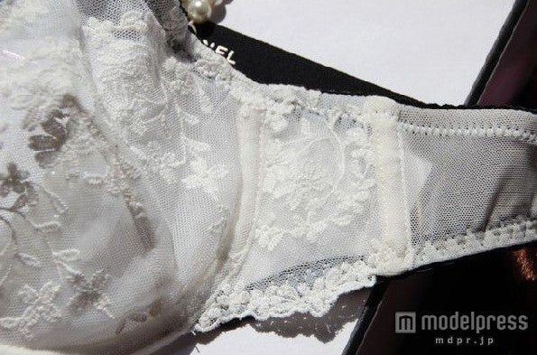 黒リボン付きシースルーブラ＆ショーツ「AKKISTORE」6,142円（税込）