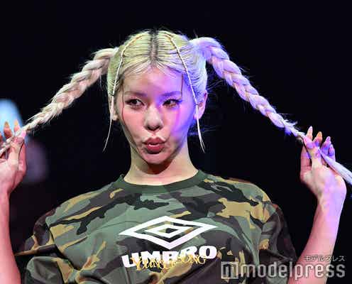 とうあ、美ウエスト際立つ大胆へそピ見せコーデで夏全開【オキコレ2025】